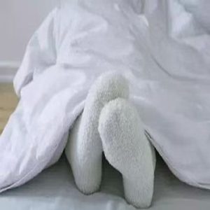穿袜子睡觉会睡得更香吗？揭秘“袜子效应”背后的科学与健康秘密-趣丸网