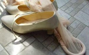 穿过的内裤卖多少钱?揭秘二手内衣市场的惊人秘密!-趣丸网